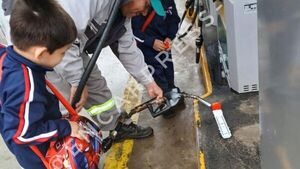 Playero simuló cargar combustible a los juguetitos de dos nenes y emocionó en redes