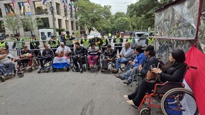 Tildan de “miserables” a diputados que permitieron veto a pensión para personas con discapacidad
