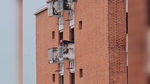 Rapiñan edificio del MEC: Un hombre se arroja del primer piso con una puerta