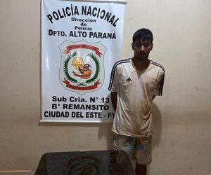 Poli detuvo a adicto y turba atacó a pedradas a los polis