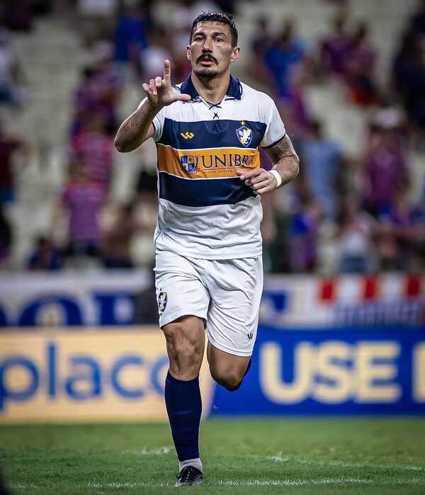 Paraguayos en el extranjero: Franco crucial en un triunfo histórico - La Tribuna