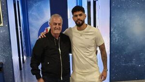 Gustavo Alfaro, con la muralla Omar Alderete