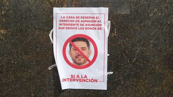 Colocan afiches en contra de Nenecho en el microcentro