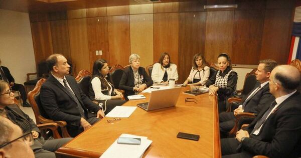 La Nación / Ministro Martínez Simón se reunió con funcionarios para la implementación del RUN, en el 2026