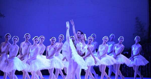 La Nación / BCMM presenta la clásica pieza “El lago de los cisnes”