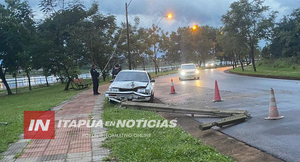 AUTOMÓVIL CHOCA CONTRA COLUMNA DE LA ANDE EN LA COSTANERA DE ENCARNACIÓN