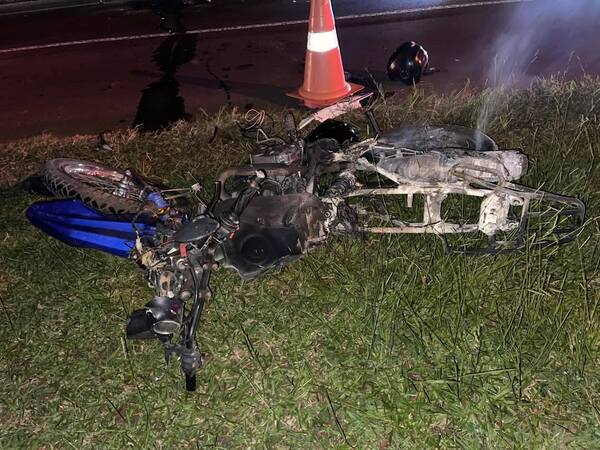 Dos fallecidos y dos menores heridos tras choque e incendio de motocicletas - 1000 Noticias