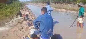 Voluntarios de Toro Pampa de nuevo reparan caminos, tras 54 días de aislamiento - Noticias del Chaco - ABC Color