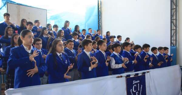 La Nación / Alumnos de PJC cantan el Himno Nacional en lengua de señas