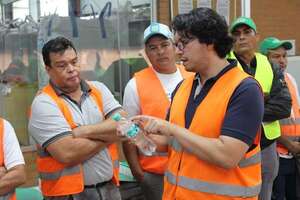 Coca-Cola Paresa celebró el Día Mundial del Reciclaje con quienes hacen posible tener botellas 100% recicladas: los recicladores de base - Empresariales - ABC Color