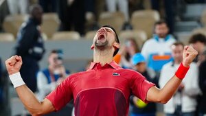 Novak Djokovic remonta ante Hurkacz y amarra su título 100