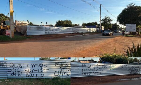 Vecinos de Calle 2000 tratan de corrupto y escrachan a Prieto por aprobar nuevo surtidor frente a otro