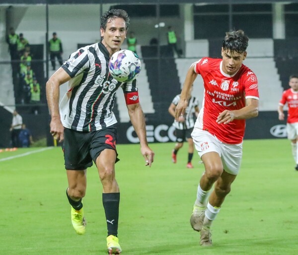 Un agónico gol mantiene a Libertad a un punto del título - La Tribuna