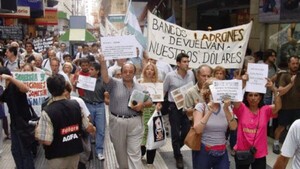 Dólares bajo el colchón, el bálsamo que busca el Gobierno de Milei