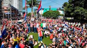 Multitudinaria manifestación en CDE: “Si quieren guerra, guerra van a tener”, advierte Prieto - ABC en el Este - ABC Color