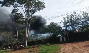 Vecinos denuncian humareda tóxica desde aserradero en Coronel Oviedo - OviedoPress