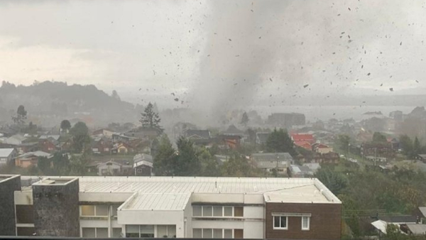 Video: Impresionante tornado azota sur de Chile