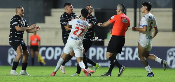 Versus / Un empate que tuvo de todo, hasta un horrible arbitraje