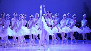 Gracia y sincronía del Ballet Clásico y Moderno Municipal en montaje El Lago de los Cisnes