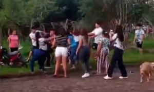 Docente fue agredido por un grupo de mujeres tras ser descubierto con otra en Coronel Oviedo - OviedoPress