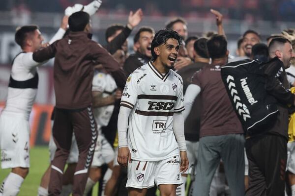 Platense de Ronaldo Martínez elimina a San Lorenzo y va por el título - Fútbol Argentino - ABC Color