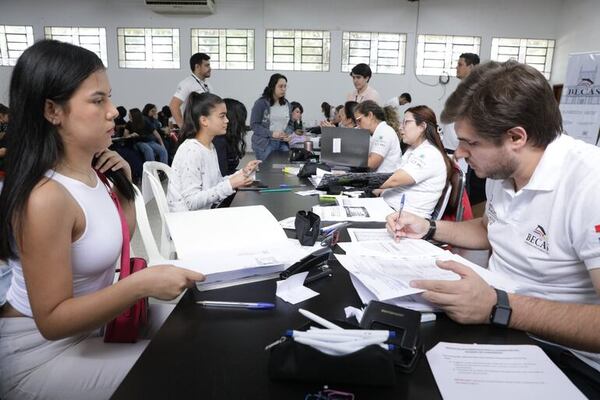 Itaipú sigue sin entregar lista de Becas del Gobierno a universidades privadas - Nacionales - ABC Color