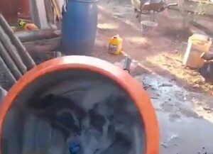 (Video) ¡Mirá el ingenio de este albañil para lavar su ropa!