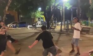 (Video) Jóvenes se trenzaron a golpes en plena plaza pública