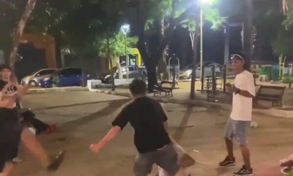 (Video) Jóvenes se trenzaron a golpes en plena plaza pública