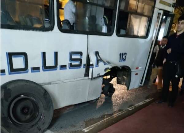 Un colectivo dejó a varios pasajeros en la calle tras perder una de sus ruedas - Nacionales - ABC Color