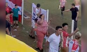 (VIDEO)Hombre sopapeó a una yiyi en medio de un partido que avei opa en moquete de peloteros