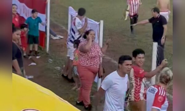 (VIDEO)Hombre sopapeó a una yiyi en medio de un partido que avei opa en moquete de peloteros