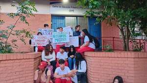 Padres toman escuela inclusiva que “se cae a pedazos” por abandono del MEC - Nacionales - ABC Color