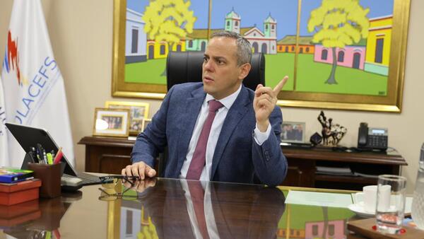 Contralor evade el llamado de una comisión de Diputados y provoca la reacción de opositores
