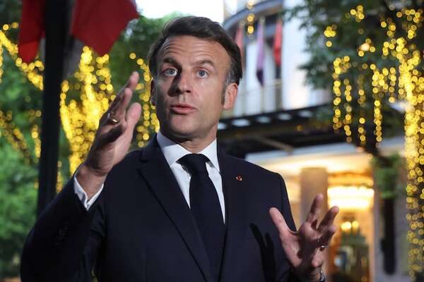 Macron responde sobre el episodio del manotazo que recibió de su esposa Brigette - Mundo - ABC Color