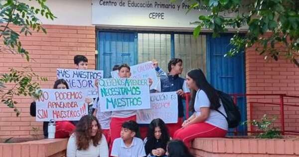 La Nación / Padres de alumnos del Ceppe tomaron la institución para denunciar falta de docentes
