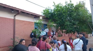 Padres toman escuela inclusiva por abandono del MEC