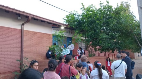 Padres toman escuela inclusiva por abandono del MEC