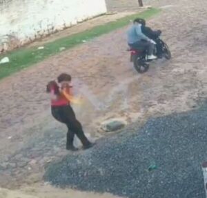 (VIDEO)Asaltaron a una mujer, le dispararon y por fortuna la bala no salió