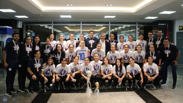 Con copa y medallas, llegaron las campeonas