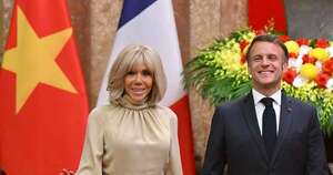 La Nación / Macron minimiza “manotazo” de su esposa a su llegada a Vietnam