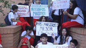 Padres toman escuela inclusiva por abandono del MEC - Noticiero Paraguay