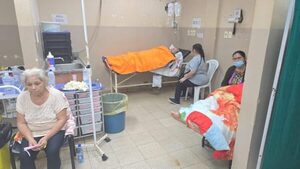 Hospital de Franco abarrotado: Un abuelo de 97 años está internado en una camilla nomás