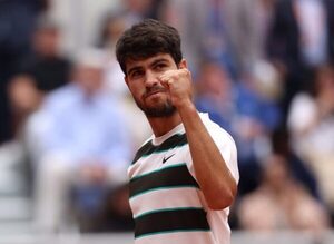Versus / Carlos Alcaraz arrancó la defensa de Roland Garros con triunfo sin fisuras