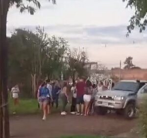 (VIDEO)Turba de yiyis corrigió a un “infiel” al salir de la cancha
