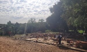 Echan casas que estaban en plena calle en Minga Guazú