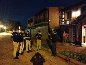Aduanero ahuyenta a tiros a miembros de una banda que intentó tomar por asalto su residencia   - Policiales - ABC Color