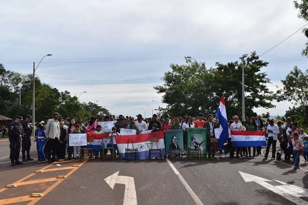 Estudiantes salen a la ruta ante nula respuesta del MEC al reclamo de una mejor educación - Nacionales - ABC Color