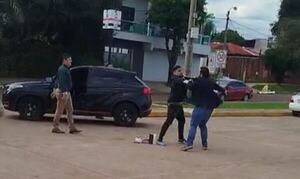 Video: Concejal de Cambyretá, a golpes frente a la Junta Municipal - Policiales - ABC Color