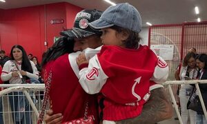 ¡El abrazo de felicidad de Robert Morales con su familia después de salir campeón en México!